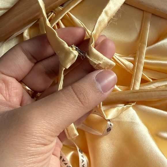 Faviana Open back Charmeuse Buttercream Gown Size: 10 - Picture 5 of 8